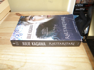 Julie Kagawa Rautaritari (nidottu)