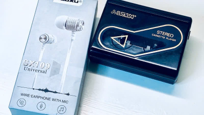 Walkman c-kasetille mukana kuulokkeet
