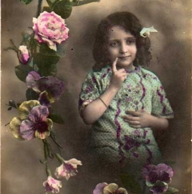 LAPSI / Upea kukkaköynnös ja tumma kaunis lapsi. 1900-l.