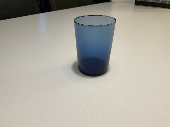 Vintage sininen juomalasi, ehkä i-lasia