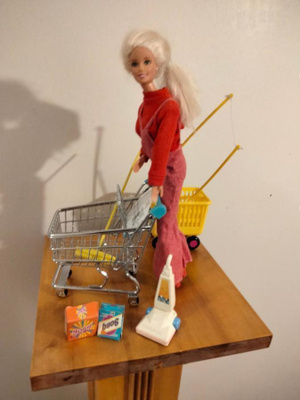 Barbie+ ostoskärry pyykkikori imuri ym. Dvd
