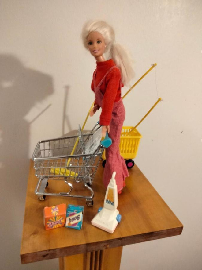Barbie+ ostoskärry pyykkikori imuri ym. Dvd