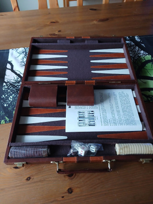 Backgammon nahkasalkussa KÄYTTÄMÄTÖN