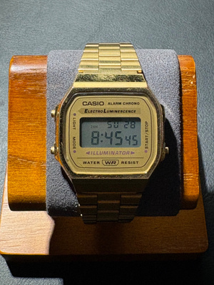 Casio A168WEGA – kullanvärinen digitaalinen retrokello, Illu