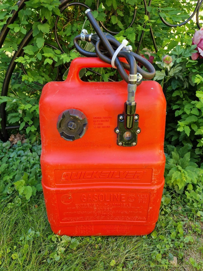 QuickSilver Gasoline gallona hieno kunto