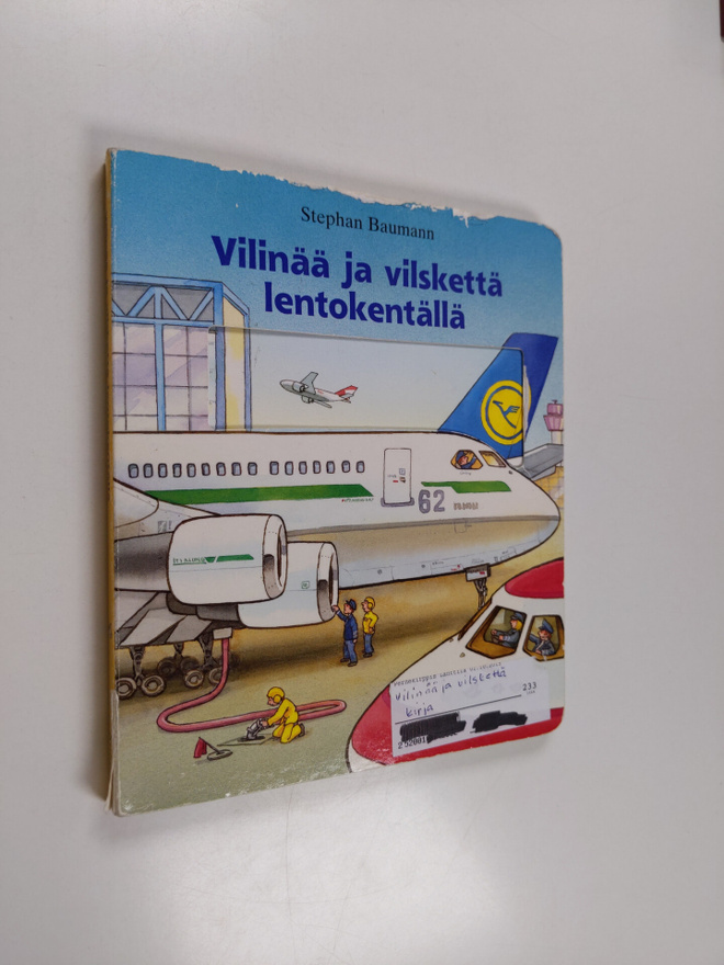Stephen Baumann : Vilinää ja vilskettä lentokentällä