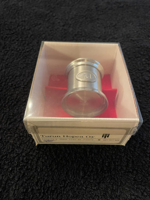 Tinainen 4 cl annostelumitta pakkauksessaan (käyttämätön)