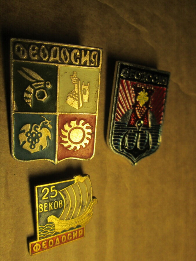 CCCP (Ukraina): 3 vintage kaupunkipinssiä - Feodosia  (Krim)