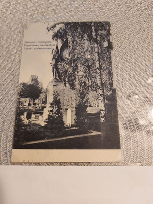 2 Topeliuksen hautapatsas