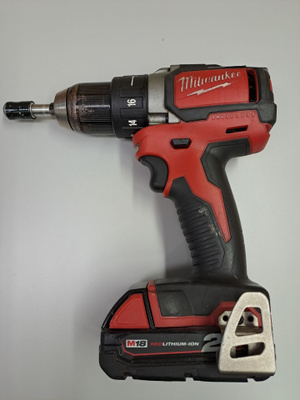 Milwaukee porakone M18BLDD ja 2.0 Ah akku