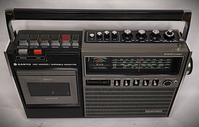 Radio/C-kasettisoitin Sanyo, viallinen