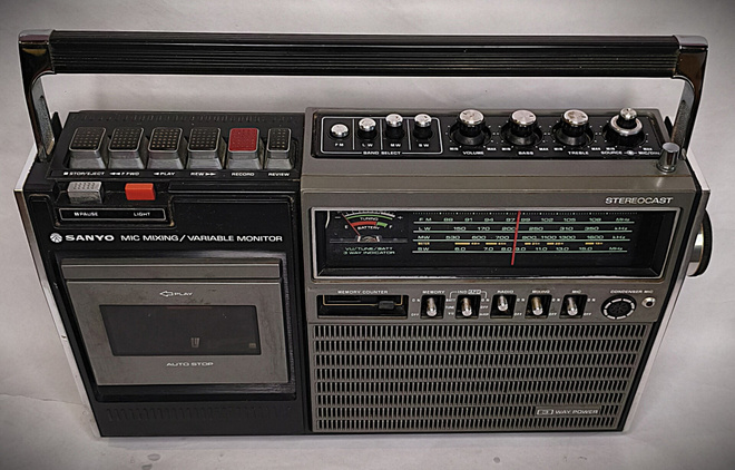 Radio/C-kasettisoitin Sanyo, viallinen