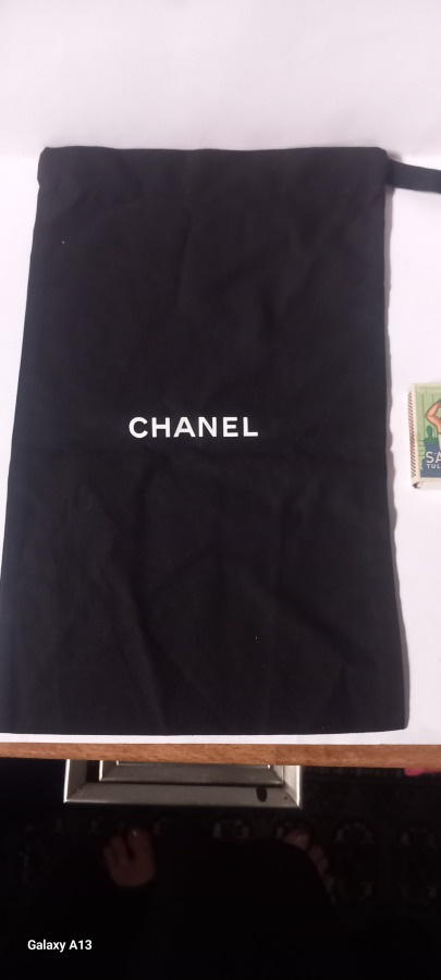 Chanel dustbag. Musta