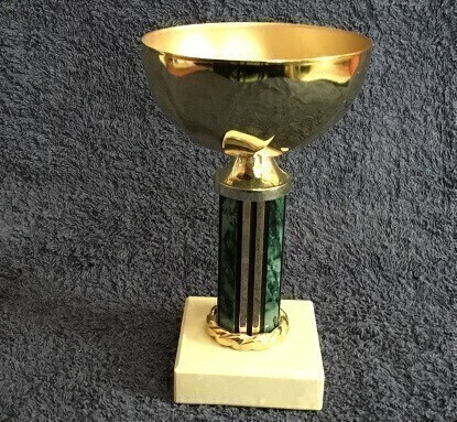16  cm korkea palkinto pokaali
