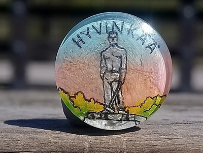 Huonokuntoinen Hyvinkää matkailumerkki. Halkaisija - 18 mm.