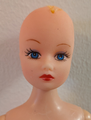 Barbie-kopionukke, nätti mutta kalju