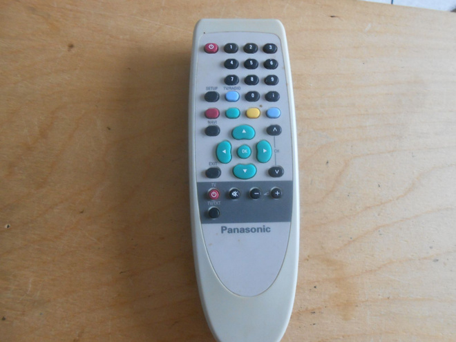 Alkuperäinen Panasonic kaukosäädin.