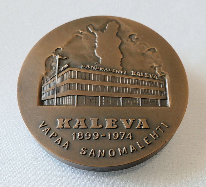KALEVA 1899 - 1974 VAPAA SANOMALEHTI pöytämitali