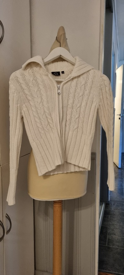 Neuletakki koko 140 cm.