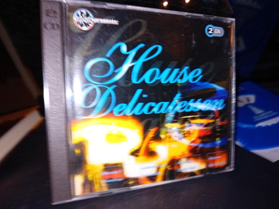 2CD HOUSE DELICATESSEN ( SIS POSTIKULU )