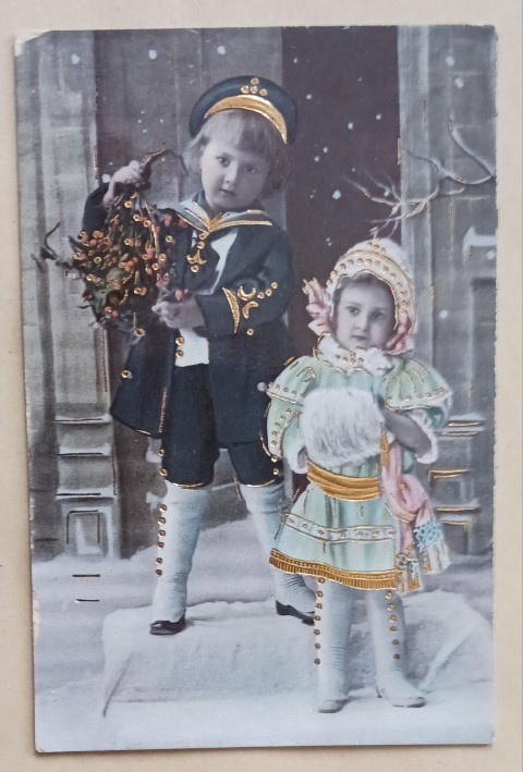 Pikkuleidi ja -herra tuomassa kukkia, k. k-k 1914