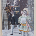 Pikkuleidi ja -herra tuomassa kukkia, k. k-k 1914 - pikkukuva 1