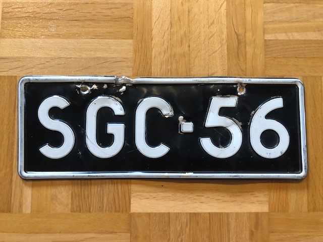 Vanha auton rekisterikilpi Suomi 1967 SGC-56 mustapohjainen