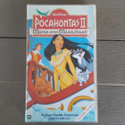 VHS: Pocahontas II - Matka Uuteen Maailmaan (Disney 1998) - pikkukuva 1
