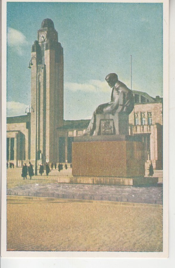 Helsinki aleksiskiven patsas käyttämättömänä.