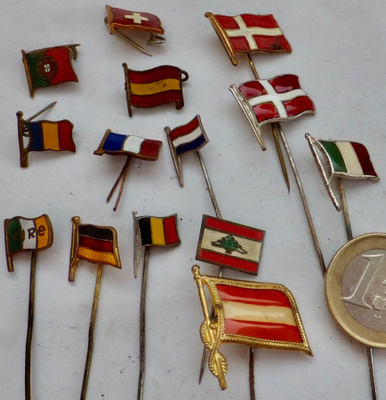 14 VANHAA Merkkiä Eri Maiden Lippuja n. 1950-l Messinkiä