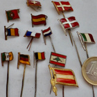14 VANHAA Merkkiä Eri Maiden Lippuja n. 1950-l Messinkiä - pikkukuva 1