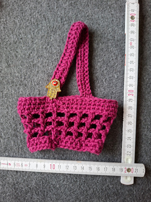 Alina´s Handmade virkattu Kertakäyttömukin kantamiseen