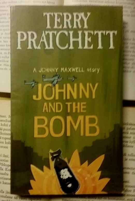 Terry Pratchett - Johnny and the Bomb (paperback)