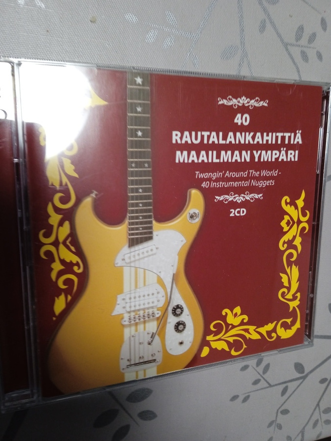 2 CD- LEVYÄ: 40 RAUTALANKAHITTIÄ MAAILMAN YMPÄRI
