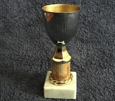 14  cm korkea palkinto pokaali