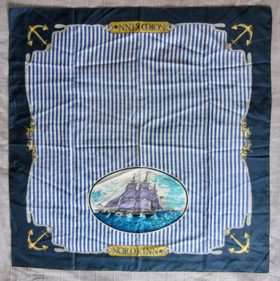 Nordkinn matkamuistohuivi 77 x 77 cm.
