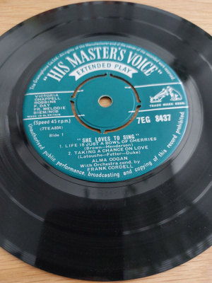 Alma Cogan – She Loves To Sing