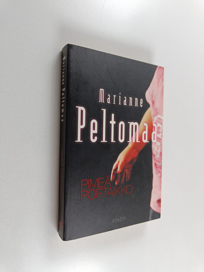 Marianne Peltomaa : Pimeä portaikko