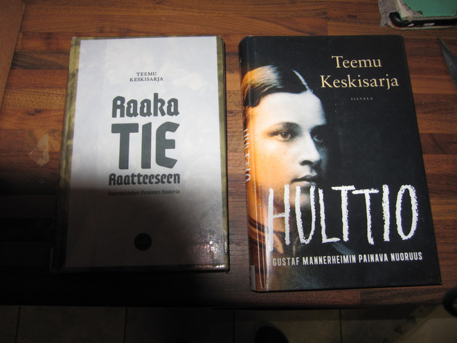 TEEMU KESKISARJA -  2 KIRJAA