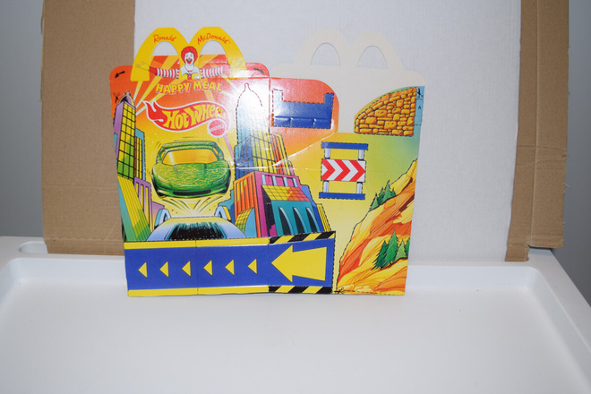 Mcdonald's happy meal laatikko hot wheels x2