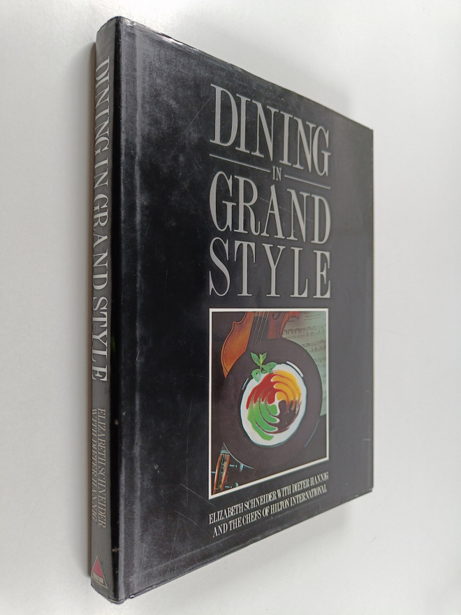 Elizaneth Schneider : Dining in grand style