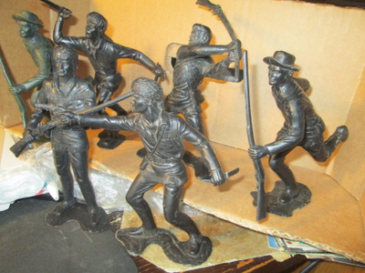 CCCP: kuusi isokokoista cowboy figuuria