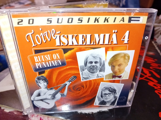 CD 20 SUOSIKKIA Toiveiskelmiä 4 : Ruusu on punainen