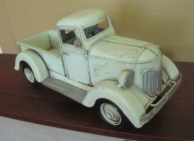Iso vanhamallinen auto peltiä, pit. n. 30cm