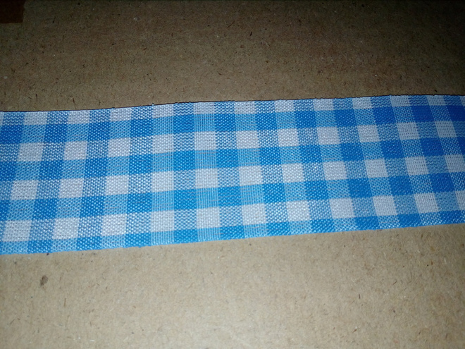 Sinivalkoinen ruutunauha 580cm