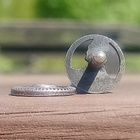 Hopeanvärinen sotaveteraanimerkki, halkaisija 11 mm. Hyväkun - pikkukuva 3