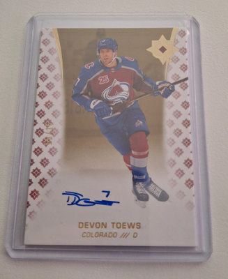 2020-21 Ultimate Collection Autographs Gold 27 Devon Toews