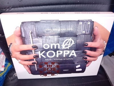 Virpi Marjaana Siira : OMA KOPPA ( SIS POSTIKULU )