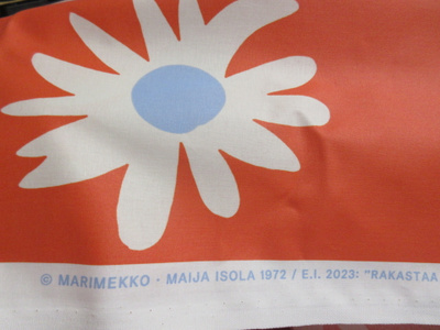 MARIMEKKO "RAKASTAA EI RAKASTA" AKRYYLIPINNOITETTU KANGAS
