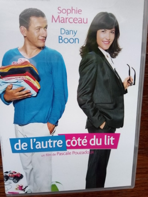 De l'autre côté du lit
